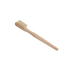 El cepillo de dientes de madera está hecho de madera de haya de bosques alemanes
