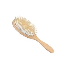 Cepillo de pelo ovalado de madera de haya: Es antiestático y al peinarte sentirás un agradable masaje en tu cuero cabelludo. 