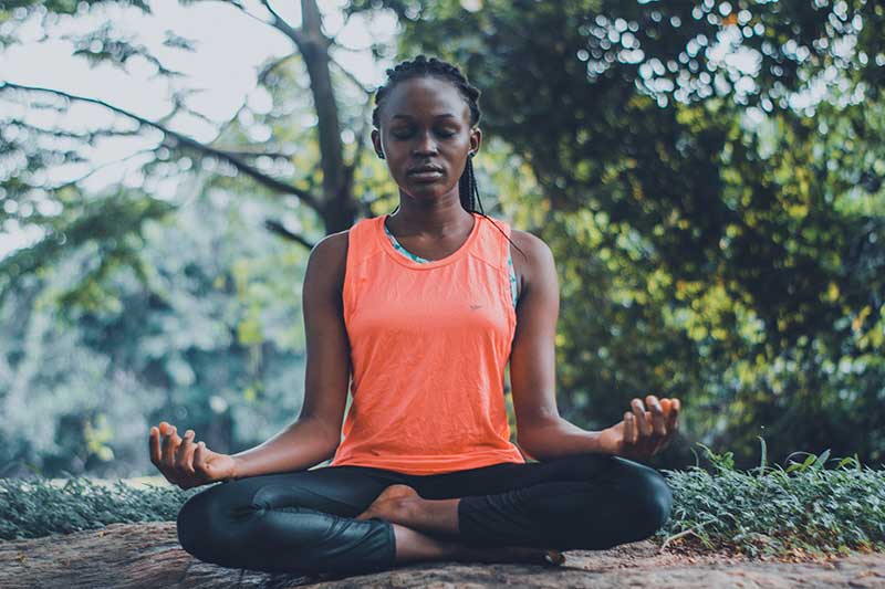 mujer meditando en la naturaleza