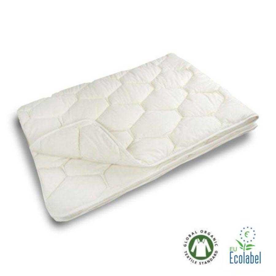 El edredón de algodón Naturalia Abril invierno está acolchado íntegramente con fibra 100% algodón virgen cardado y con funda de algodón natural sin tinturas. Cuenta con el sello ecológico europeo.