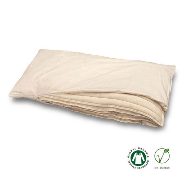 La almohada Baumberger rellena de algodón y lino está formada por cinco capas de algodón crudo certificado y lino orgánico de alta transpirabilidad que evitan que se creen molestos grumos. Las capas están enfundadas en una funda con cremallera