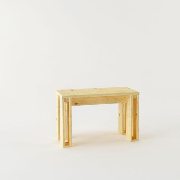 El banco de madera maciza pulida Arina: Fabricado en madera de pino