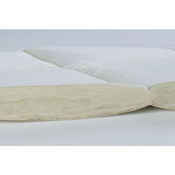 Topper Cesena light de lana con cintas elásticas se sujeta al colchón de forma segura, proporcionando durante la noche mayor comodidad y calidez.