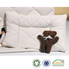 Esta almohada para bebés está diseñada con los bordes elevados para ofrecer mayor seguridad al recién nacido. El color es el que nos ofrecen las fibras en su estado natural puesto que para su elaboración no se han utilizado ni tintes ni blanqueantes.