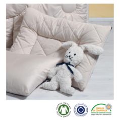 Esta almohada para bebés está diseñada con los bordes elevados para ofrecer mayor seguridad al recién nacido. El color es el que nos ofrecen las fibras en su estado natural puesto que para su elaboración no se han utilizado ni tintes ni blanqueantes.