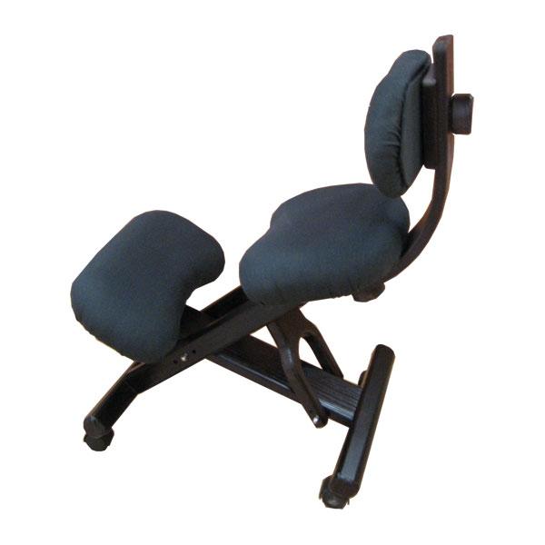 La silla ergonómica: la suave pendiente de su superficie de asiento incita a sentarse en la mejor postura lumbar, ayudando a un descanso más efectivo de la columna vertebral, un desahogo abdominal y un despeje torácico. 