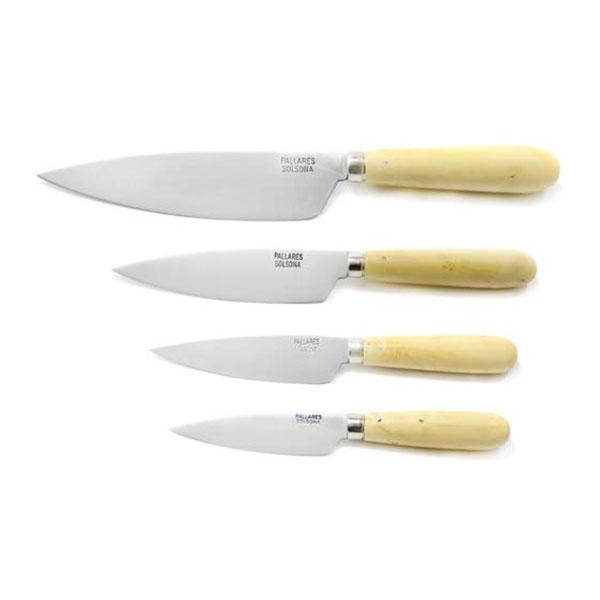 Pack de cuchillos fabricado en acero de carbono y mango de madera de boj redondeado