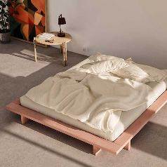 La cama Japan de diseño limpio y minimalista está disponible ahora también en color roso o azul claro