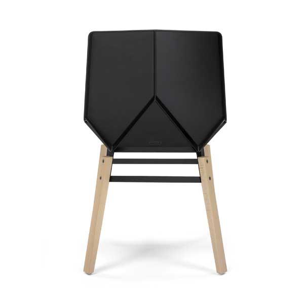 La silla Green madera consta de un asiento de plástico (polipropileno) reciclado y reciclable 100% y patas de haya, madera certificada proveniente de bosques de tala sostenible.