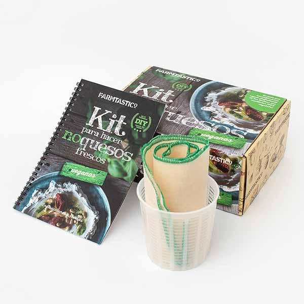 Con en este kit para hacer quesos veganos tendrás todo lo necesario para elaborar fácilmente todo tipo de quesos frescos veganos.   El kit incluye: un cestillo para darle forma a los quesos; una tela quesera y un manual de instrucciones con recetas. 