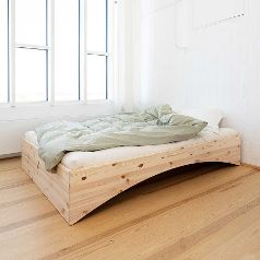 Cama Orbit de Karup Design – diseño nórdico en madera natural
