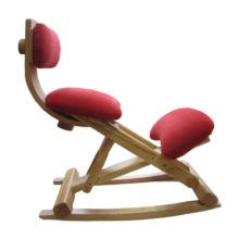 La silla ergonómica balancín es beneficiosa para el descanso ya que redistribuye de manera continua el peso y y aligera el esfuerzo que la columna debe realizar.