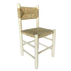 Silla de madera de chopo con respaldo y asiento de enea Cadaqués inspirada en el mobiliario popular y fabricada de forma artesanal. 