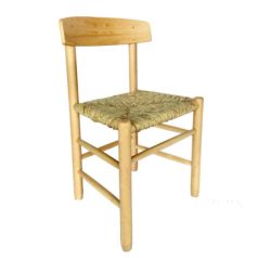 Silla de madera de haya con asiento de enea Shaker inspirada en el mobiliario popular y fabricada de forma artesanal.  Disponible en dos acabados.
